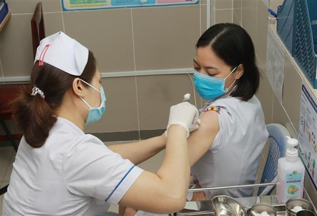 Vietnam continua la vacunacion masiva contra COVID-19 hinh anh 1