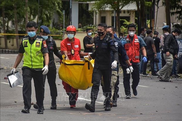 Al menos un muerto en una explosion de bomba frente a una iglesia de Indonesia hinh anh 1