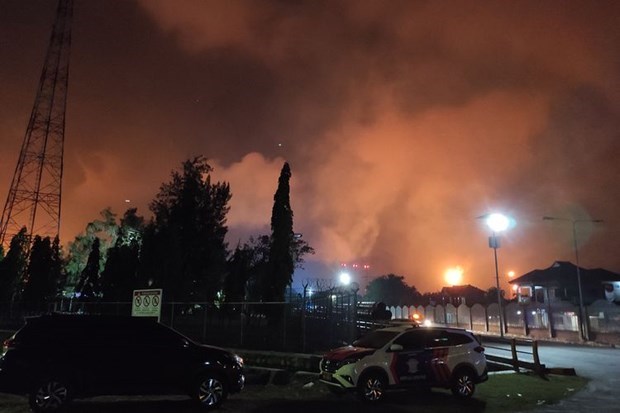 Cinco heridos y cientos de evacuados tras incendio en una refineria en provincia indonesia de Java Occidental hinh anh 1