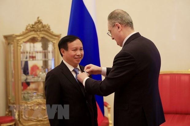 Entregan Orden de Amistad al embajador vietnamita en Rusia hinh anh 1