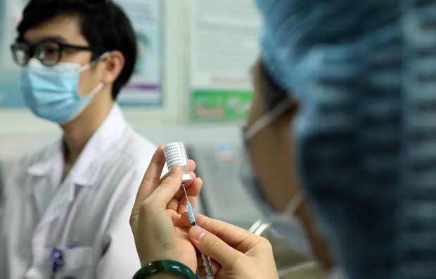 Mas de 55 mil vietnamitas inyectados con vacunas contra COVID-19 hinh anh 1