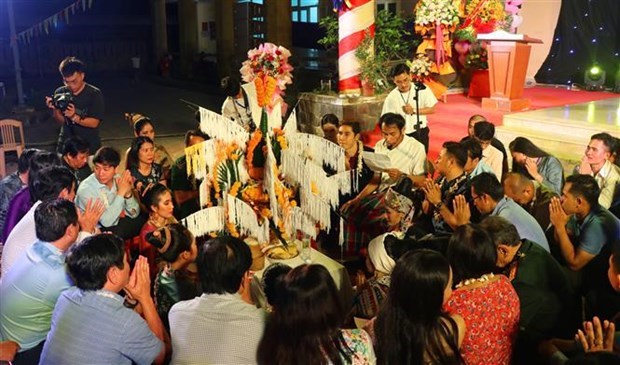 Estudiantes laosianos en Vietnam celebran su fiesta tradicional hinh anh 1