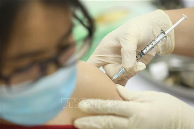 COVID-19: Voluntarios reciben segunda inyeccion de vacuna vietnamita COVIVAC hinh anh 1