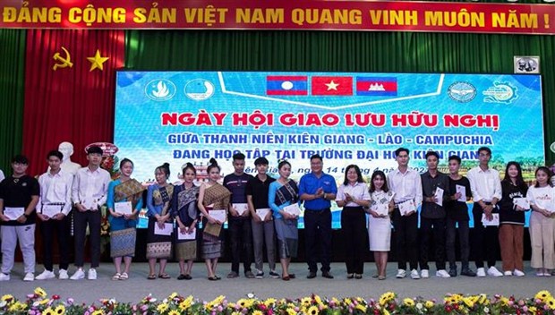 Efectuan intercambio amistoso entre Vietnam, Laos y Camboya con motivo del Ano Nuevo Khmer hinh anh 1