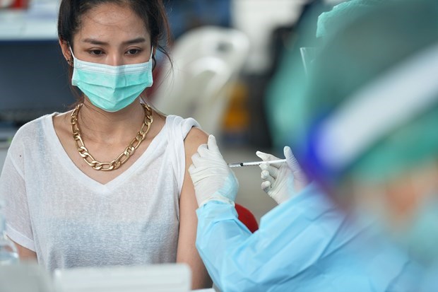 Tailandia emplea AstraZeneca como vacuna principal contra el COVID-19 hinh anh 1