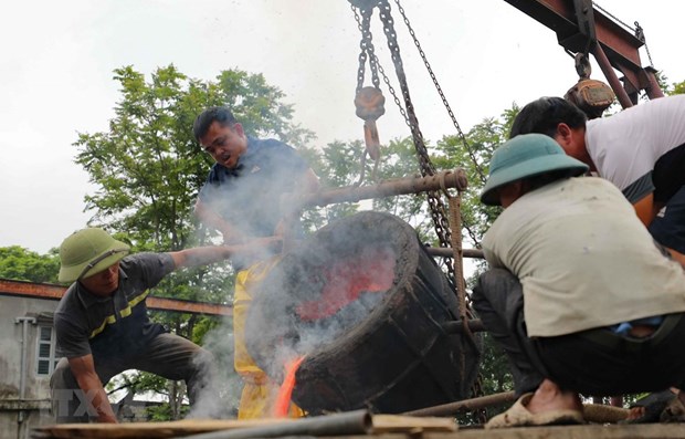 Celebran rito de fundicion de tambores de bronce en saludo a elecciones parlamentarias en Vietnam hinh anh 1