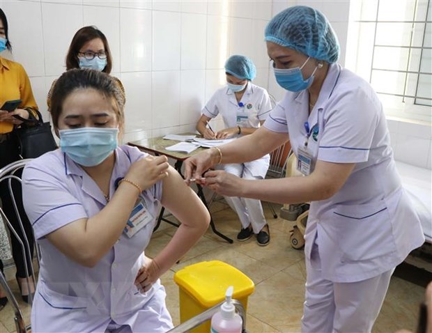 Casi 68 mil personas vacunadas contra COVID-19 en Vietnam hinh anh 1