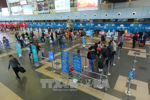 Preven record de pasajeros en aeropuerto internacional en Hanoi durante dias feriados hinh anh 1