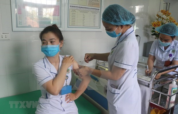 Casi 107 mil personas vacunadas contra COVID-19 en Vietnam hinh anh 1