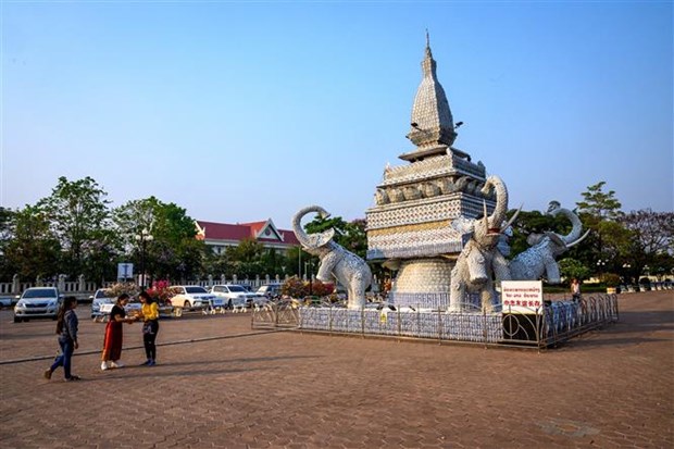 Laos impone bloqueo en Vientiane en medio de creciente ola de COVID-19 hinh anh 1