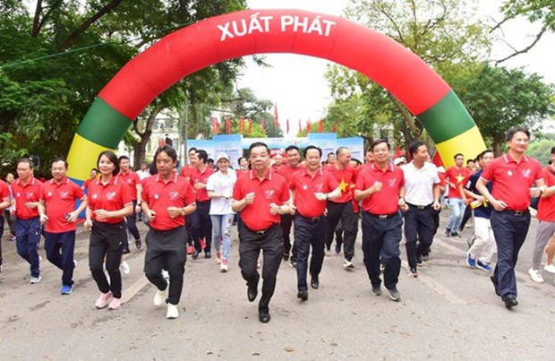Miles de personas participan en Carrera Olimpica por la salud publica en Hanoi hinh anh 1