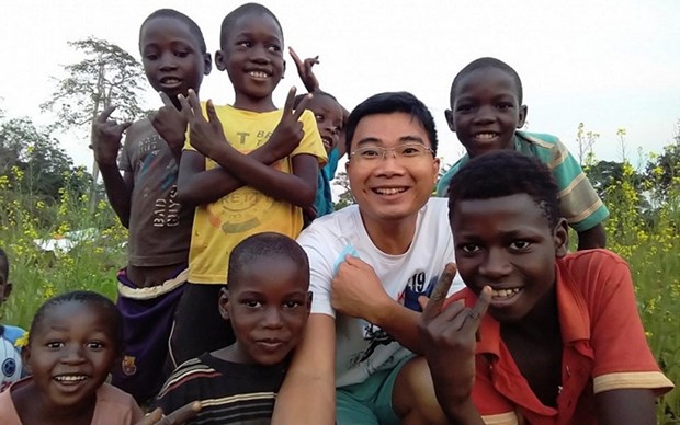 Pareja de medicos vietnamitas llevan vitalidad a Angola hinh anh 2