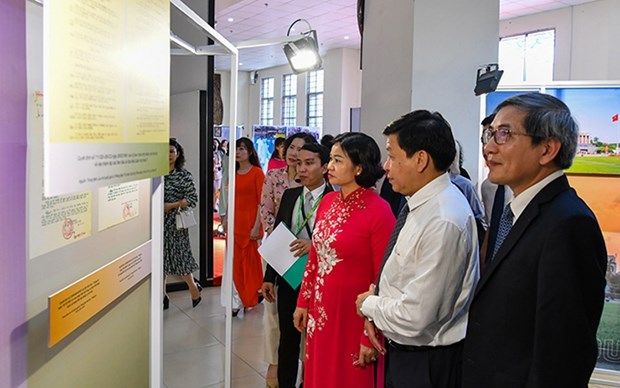 Inauguran en Hanoi exposicion 'Ba Dinh, Historia, renovacion y desarrollo' hinh anh 1