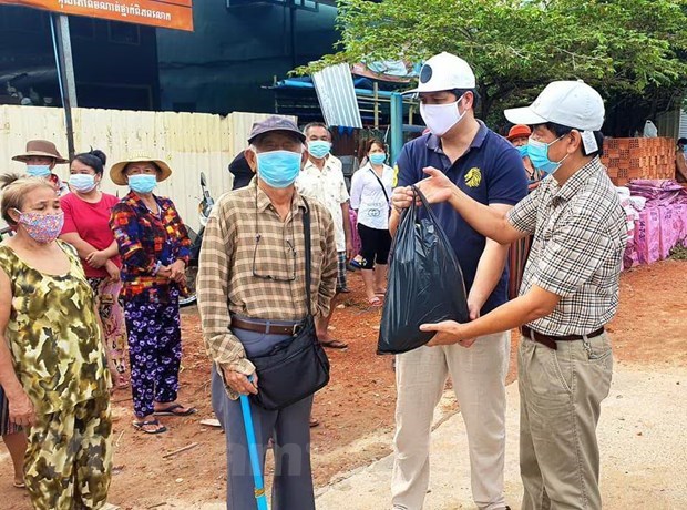 Brindan apoyo a comunidad vietnamita en Camboya en areas bloqueadas por el COVID-19 hinh anh 1