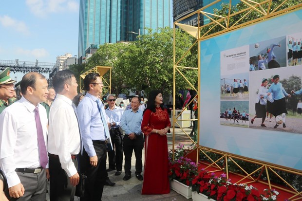 Abren exposicion fotografica en Ciudad Ho Chi Minh por aniversario 46 de la Reunificacion Nacional hinh anh 1