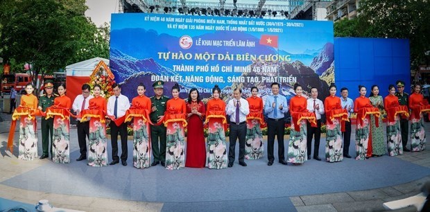 Exposicion fotografica en Ciudad Ho Chi Minh conmemora reunificacion de Vietnam hinh anh 1