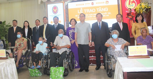 Consulado tailandes obsequia sillas de ruedas a personas con discapacidad en provincia vietnamita hinh anh 1