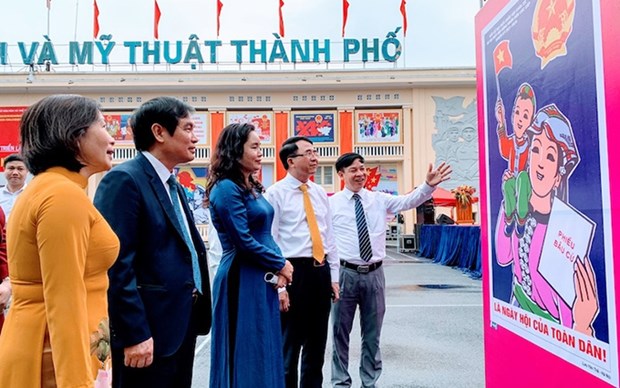 Inauguran exposicion de carteles sobre elecciones parlamentarias de Vietnam hinh anh 1