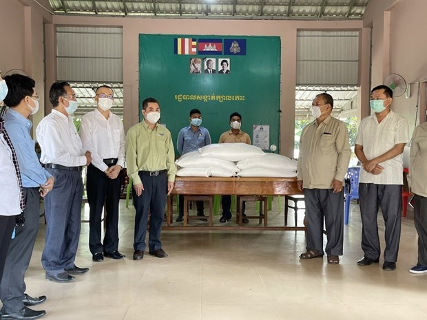 Medicos vietnamitas se incorporan a lucha contra COVID-19 en Camboya hinh anh 1