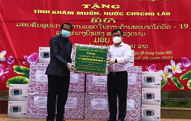 Quang Binh de Vietnam respalda lucha antipandemica de provincia laosiana hinh anh 1
