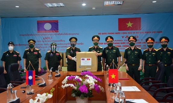 Ministerio de Defensa de Vietnam apoya a Laos en lucha contra el COVID-19 hinh anh 1