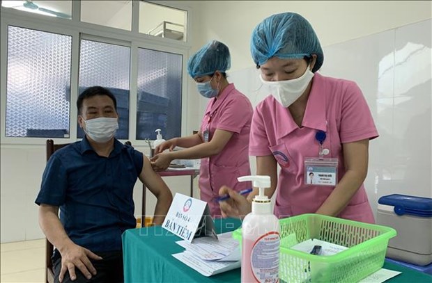 Mas de 585 mil vietnamitas vacunados contra el COVID-19 hinh anh 1