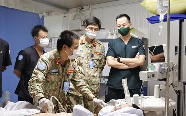 Medicos vietnamitas realizan compleja tecnica postoperatoria en Sudan del Sur hinh anh 1