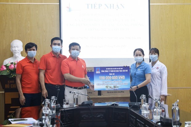 Organizaciones y empresas vietnamitas brindan asistencias financieras al combate contra COVID-19 hinh anh 1