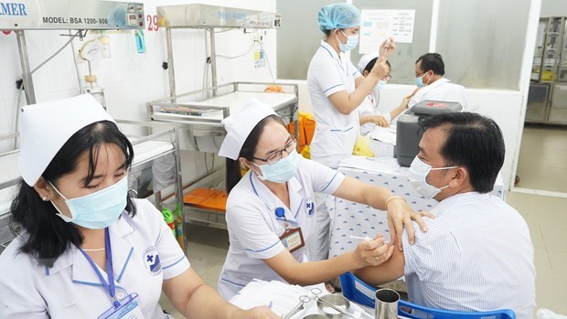 Proponen vacunar contra COVID-19 a expertos extranjeros en Vietnam hinh anh 1