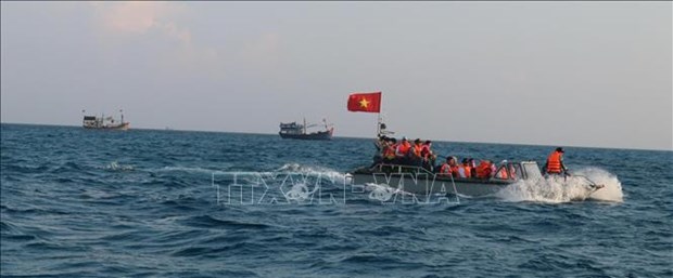 Presidente vietnamita entrega cinco mil banderas nacionales a pescadores hinh anh 1