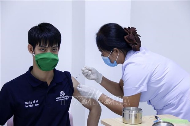 Laos ofrece vacunacion gratuita contra el COVID-19 a extranjeros hinh anh 1
