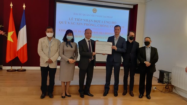 Compatriotas y amigos en Francia apoyan a lucha antiepidemica en Vietnam hinh anh 1