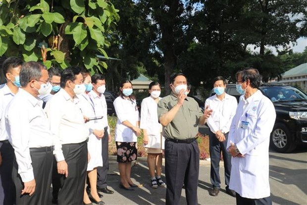 Inspecciona premier vietnamita labores antiepidemicas en polo industrial hinh anh 1