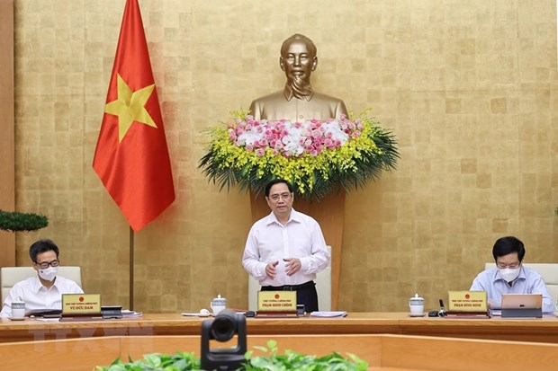 Primer ministro vietnamita preside reunion de Gobierno correspondiente a junio hinh anh 2