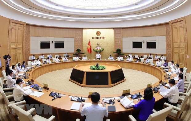 Primer ministro vietnamita preside reunion de Gobierno correspondiente a junio hinh anh 1