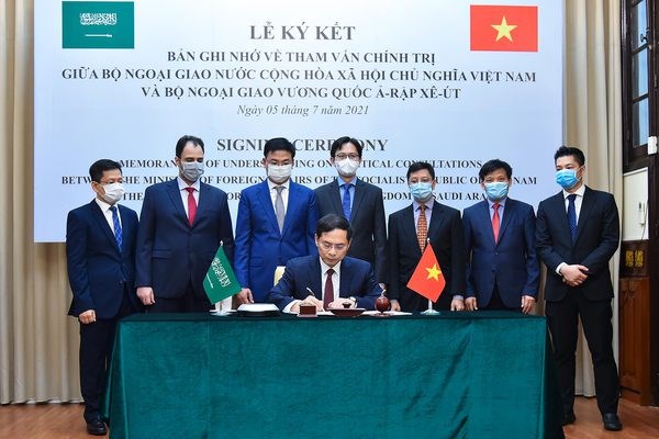 Vietnam y Arabia Saudita firman documento sobre consulta politica entre sus cancillerias hinh anh 2