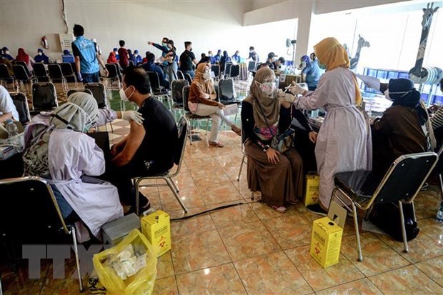 Indonesia exige certificado de vacunacion a personas que ingresan al pais hinh anh 1