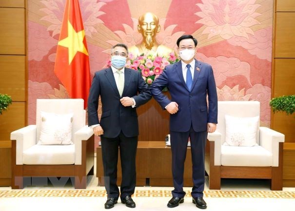 Presidente de la Asamblea Nacional de Vietnam recibe al embajador de Filipinas hinh anh 1