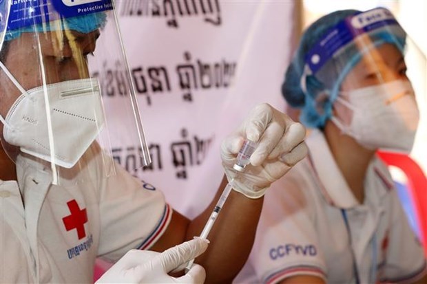Vacunacion contra el COVID-19 en Camboya preve adelantarse a lo programado hinh anh 1