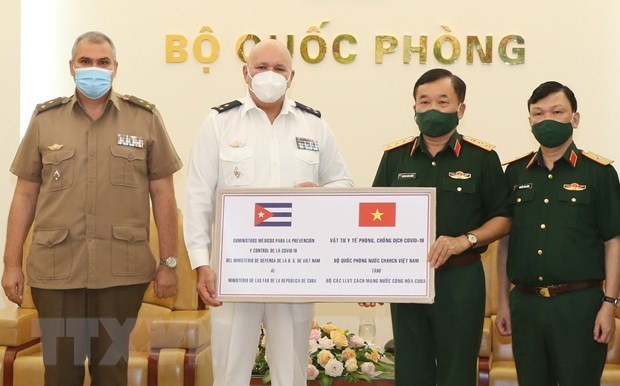 Ministerio de Defensa de Vietnam asiste a Cuba en lucha antipandemica hinh anh 1