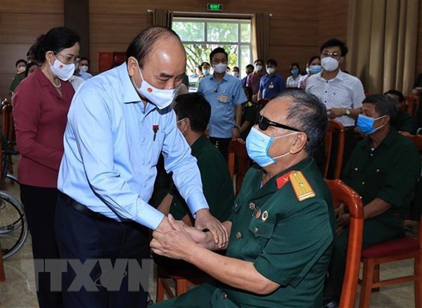 Presidente vietnamita visita a personas con meritos revolucionarios hinh anh 1