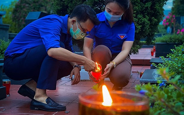 Jovenes de Hanoi rinden tributo a combatientes fallecidos en guerra hinh anh 1