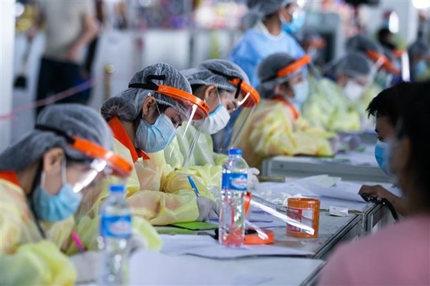 Laos extiende duracion del monitoreo medico de trabajadores inmigrantes hinh anh 1
