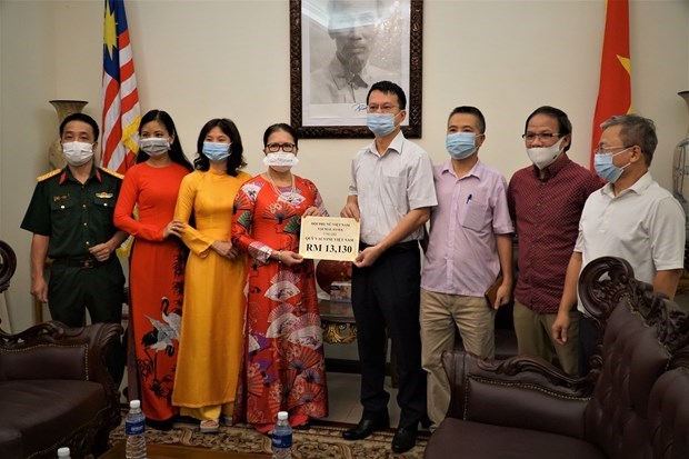 Vietnamitas en Malasia realizan donacion al Fondo de Vacunas contra el COVID-19 hinh anh 1
