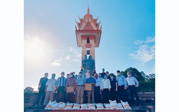 Rinden tributo a martires vietnamitas fallecidos en Camboya hinh anh 1