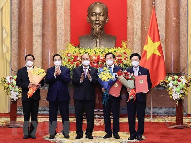 Entregan decisiones de nombramiento a los miembros del Gobierno vietnamita hinh anh 1