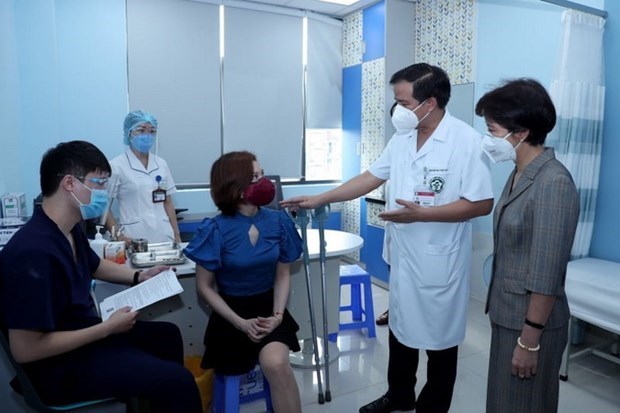 Vacunan a personas menos favorecidas en Vietnam contra el COVID-19 hinh anh 1