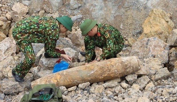 Trasladan con exito bomba de 200 kilogramos desenterrada en provincia vietnamita hinh anh 1