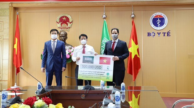 Arabia Saudita dona equipos medicos a Vietnam para combatir el COVID-19 hinh anh 1