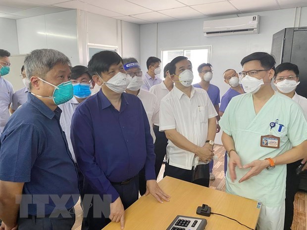 Ministro vietnamita de Salud visita unidades de cuidados intensivos en Ciudad Ho Chi Minh hinh anh 1